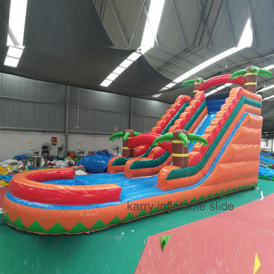 Des toboggans gonflables et un trampoline pour enfants