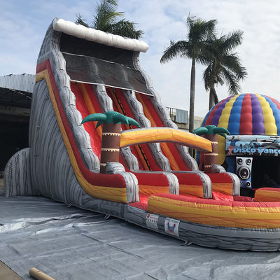 Des toboggans gonflables avec piscine et accessoires de réparation à l'arrière-cour