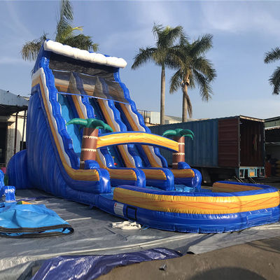 Des toboggans gonflables avec piscine et accessoires de réparation à l'arrière-cour
