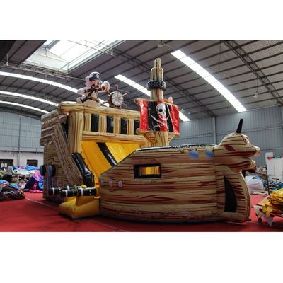Grand toboggan gonflable pour pirates avec château gonflable