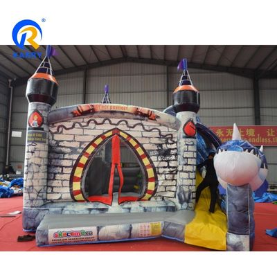 Château gonflable en PVC coloré sur mesure avec grand dragon.