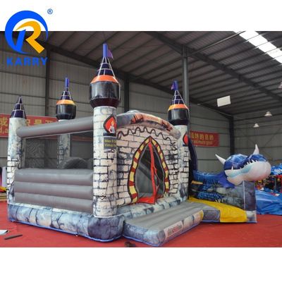 Château gonflable en PVC coloré sur mesure avec grand dragon.