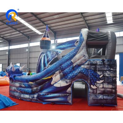 Château gonflable en PVC coloré sur mesure avec grand dragon.