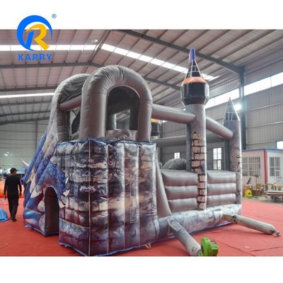 Château gonflable en PVC coloré sur mesure avec grand dragon.