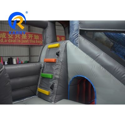 Château gonflable en PVC coloré sur mesure avec grand dragon.