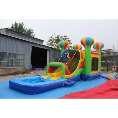 Des ballons gonflables pour sauter et nager