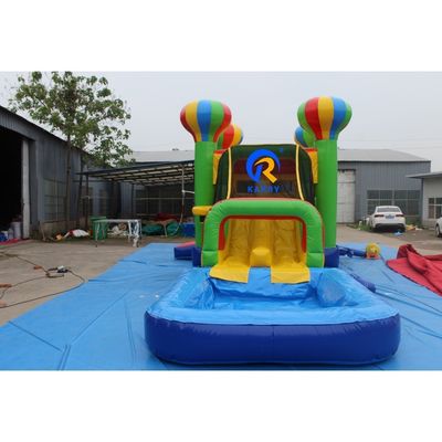 Des ballons gonflables pour sauter et nager