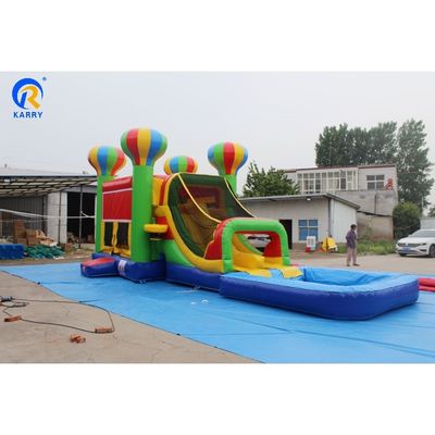 Des ballons gonflables pour sauter et nager