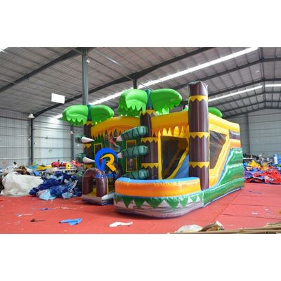 Aventure en plein air pour les enfants, toboggan gonflable avec maison de rebond de dinosaure