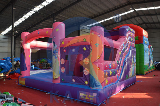 Des maisons gonflables rose pour les fêtes