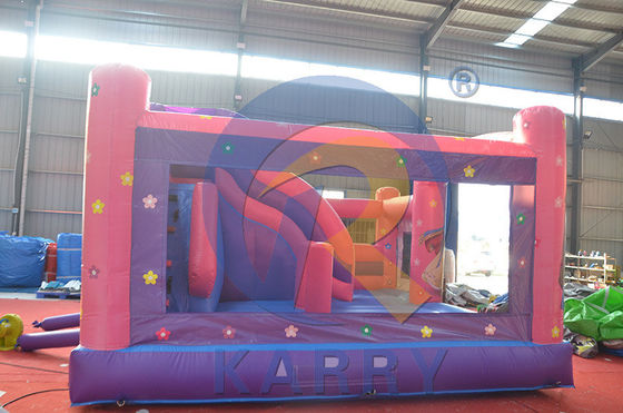 Des maisons gonflables rose pour les fêtes