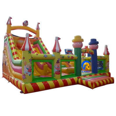 Les enfants dans le parc d'attractions en plein air Cirque gonflable Sauteur avec glissière