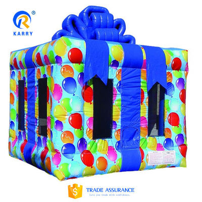 Caractéristiques Portable boîte à cadeaux gonflable de fantaisie saut à l'eau Bouncer Maison à vendre