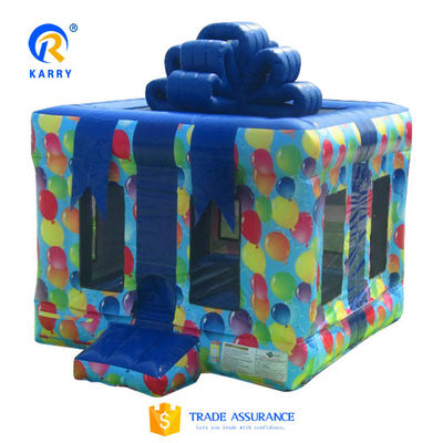 Caractéristiques Portable boîte à cadeaux gonflable de fantaisie saut à l'eau Bouncer Maison à vendre