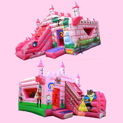 Une jolie princesse du château, un gardien gonflable pour les enfants, qui saute dans le parc d'attractions.