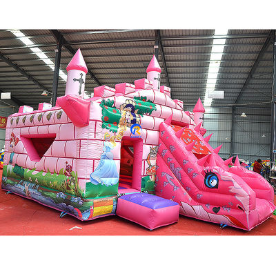 Une jolie princesse du château, un gardien gonflable pour les enfants, qui saute dans le parc d'attractions.