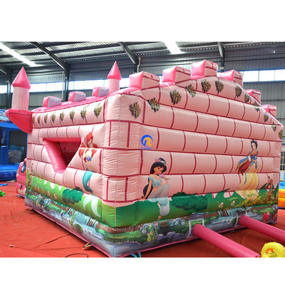 Une jolie princesse du château, un gardien gonflable pour les enfants, qui saute dans le parc d'attractions.
