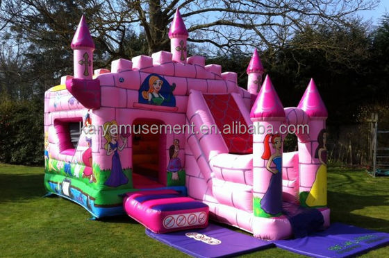 Une jolie princesse du château, un gardien gonflable pour les enfants, qui saute dans le parc d'attractions.