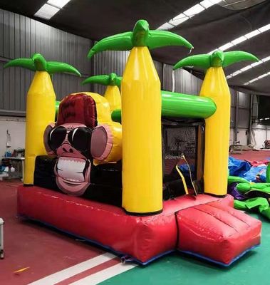 Un gardien gonflable avec des accessoires et un design mini-singe