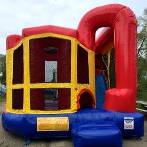 Caractéristiques PORTABLE Carousel géant château rebondissant combo diapositive avec couleur personnalisée
