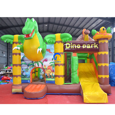 Maison gonflable en PVC, chateau à glissière dans le parc Jungle Dino.
