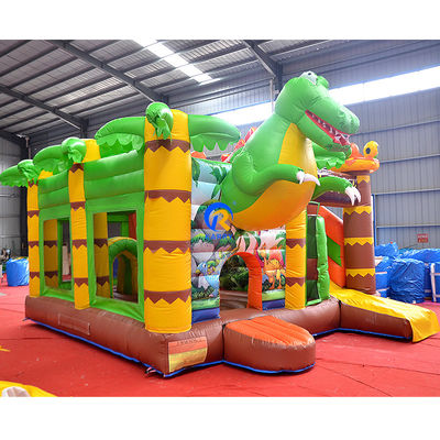 Maison gonflable en PVC, chateau à glissière dans le parc Jungle Dino.
