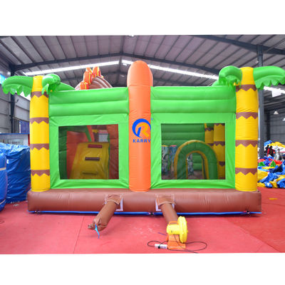 Maison gonflable en PVC, chateau à glissière dans le parc Jungle Dino.