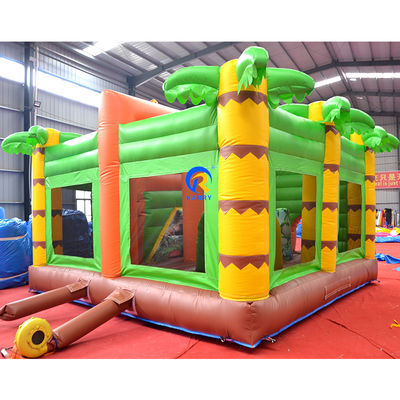 Maison gonflable en PVC, chateau à glissière dans le parc Jungle Dino.