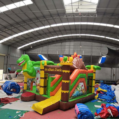 Maison gonflable en PVC, chateau à glissière dans le parc Jungle Dino.