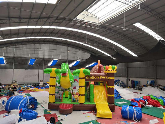 Maison gonflable en PVC, chateau à glissière dans le parc Jungle Dino.