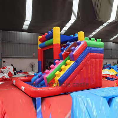 Combinaison de château de saut commercial avec des blocs de construction en PVC gonflables et des toboggans