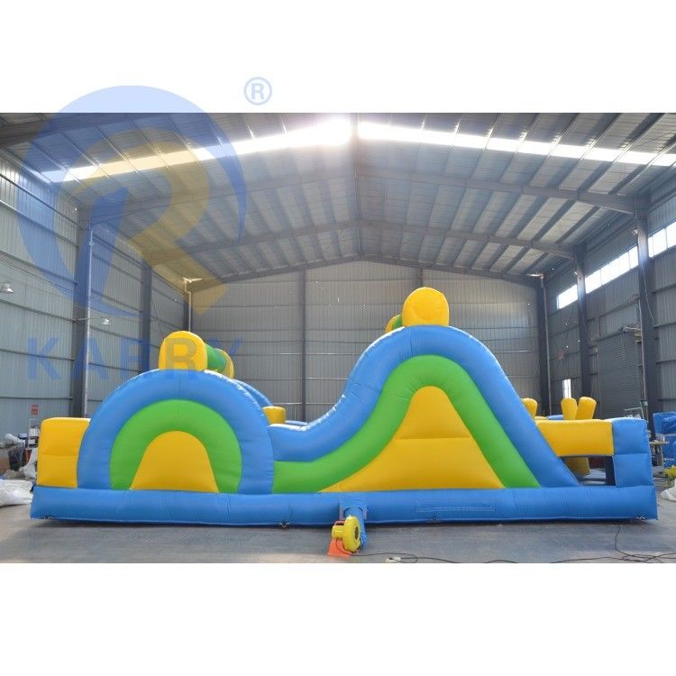 Cours d'obstacles gonflable de taille personnalisée et jeux de sport pour les enfants dans la cour extérieure