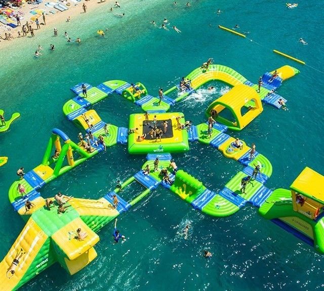 Amusement ville amusante personnalisé parc aquatique gonflable coloré pour enfants en PVC
