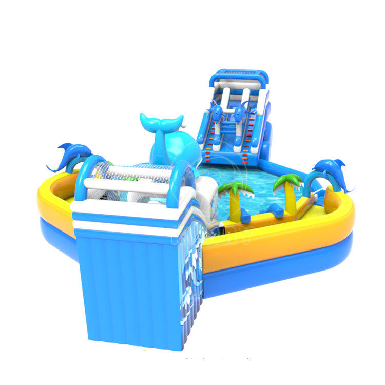 Un parc aquatique en plein air avec un grand toboggan gonflable pour dauphins et une piscine pour requins fous