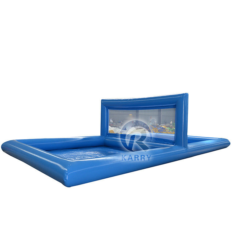 Un terrain de sport gonflable pour adolescents et adultes sur un terrain de volley-ball portable