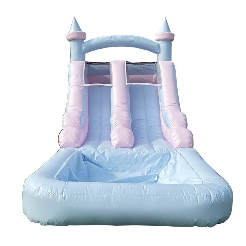 Entretien intérieur et extérieur Glissière gonflable de couleur claire avec piscine