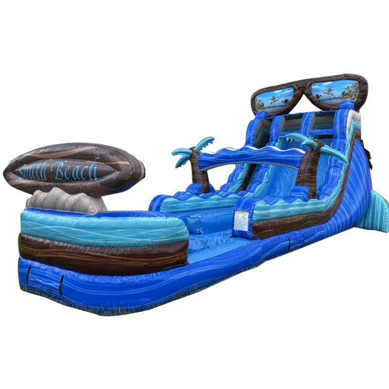 Préparez-vous à faire une éclaboussure avec un toboggan gonflable de 40 pieds avec une piscine et une immense planche de surf