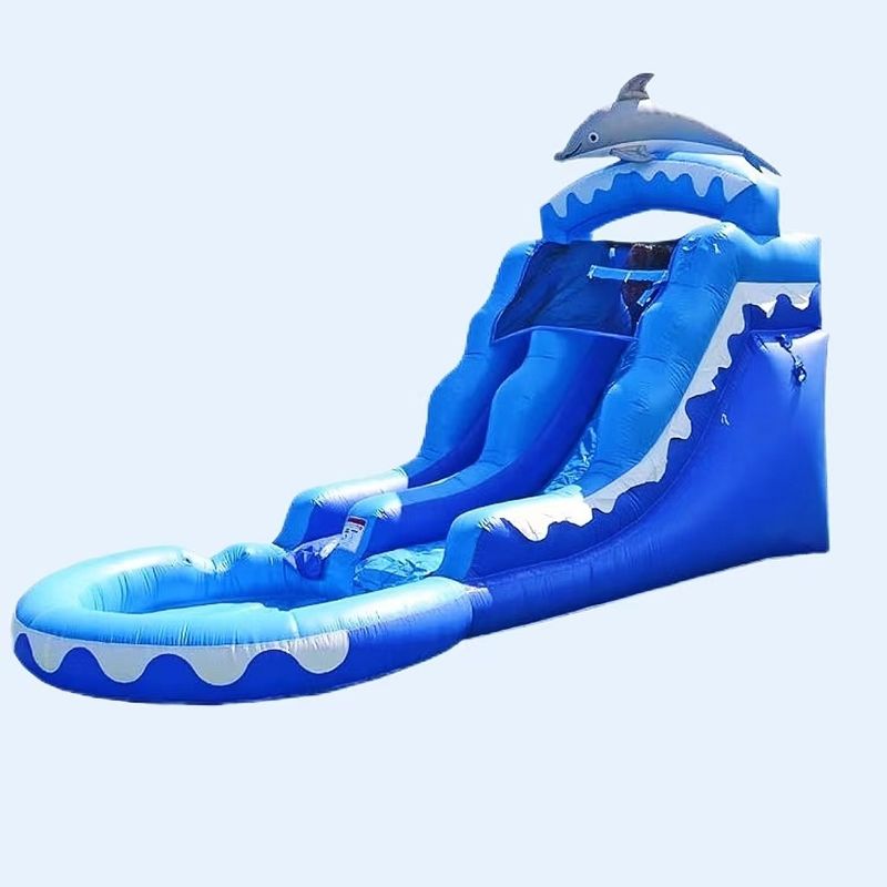 Glissière gonflable de petite baleine grise avec piscine d'eau de l'océan bleu et souffleur inclus