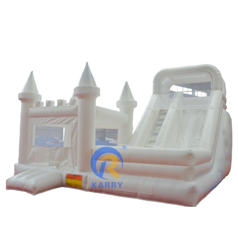 Transformez votre jardin en une zone amusante avec notre maison gonflable blanche et notre toboggan