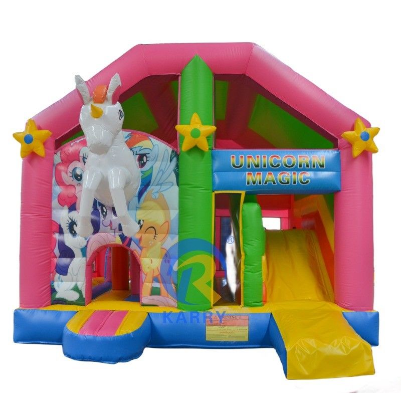 Les enfants préfèrent le bouncer gonflable avec le souffleur et la licorne