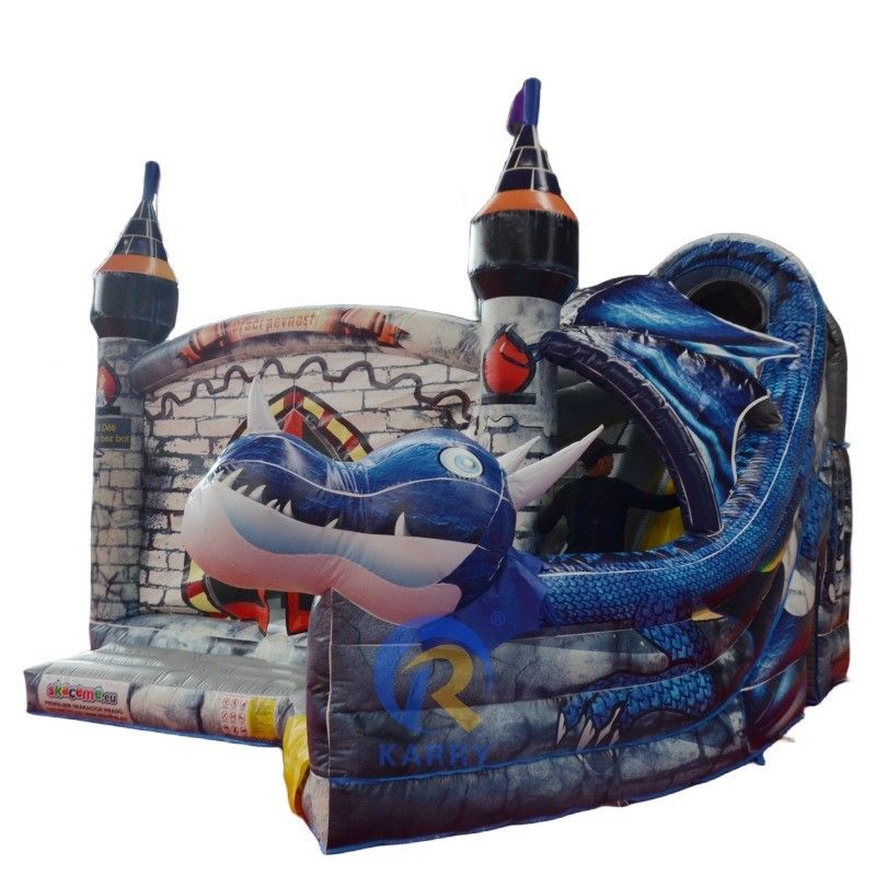 Château gonflable en PVC coloré sur mesure avec grand dragon.